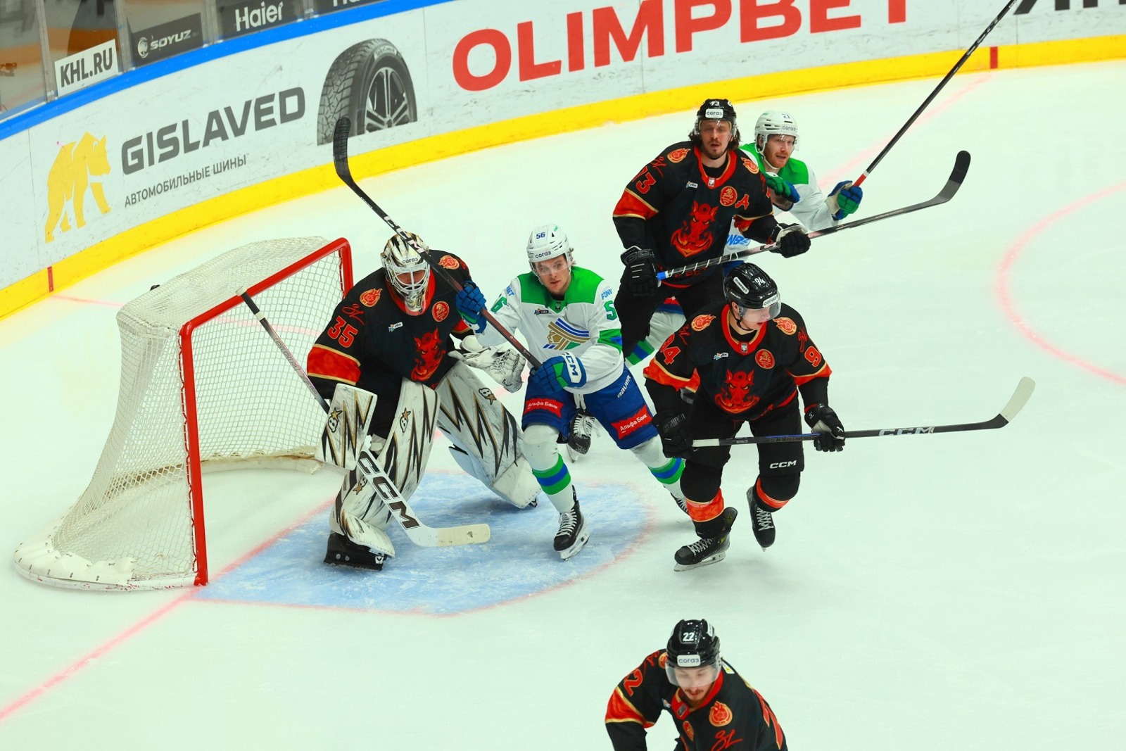 пресс-служба ХК «Салават Юлаев» «Адмирал» жестко играл в обороне, и пробиться к воротам дальневосточников юлаевцам было непросто.