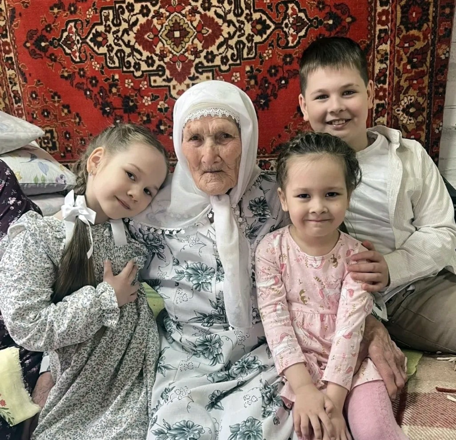 из личного архива Назии МИННЕГАЛИЕВОЙ Вот так выглядит настоящее счастье: в свой вековой юбилей крепко обнять правнуков.