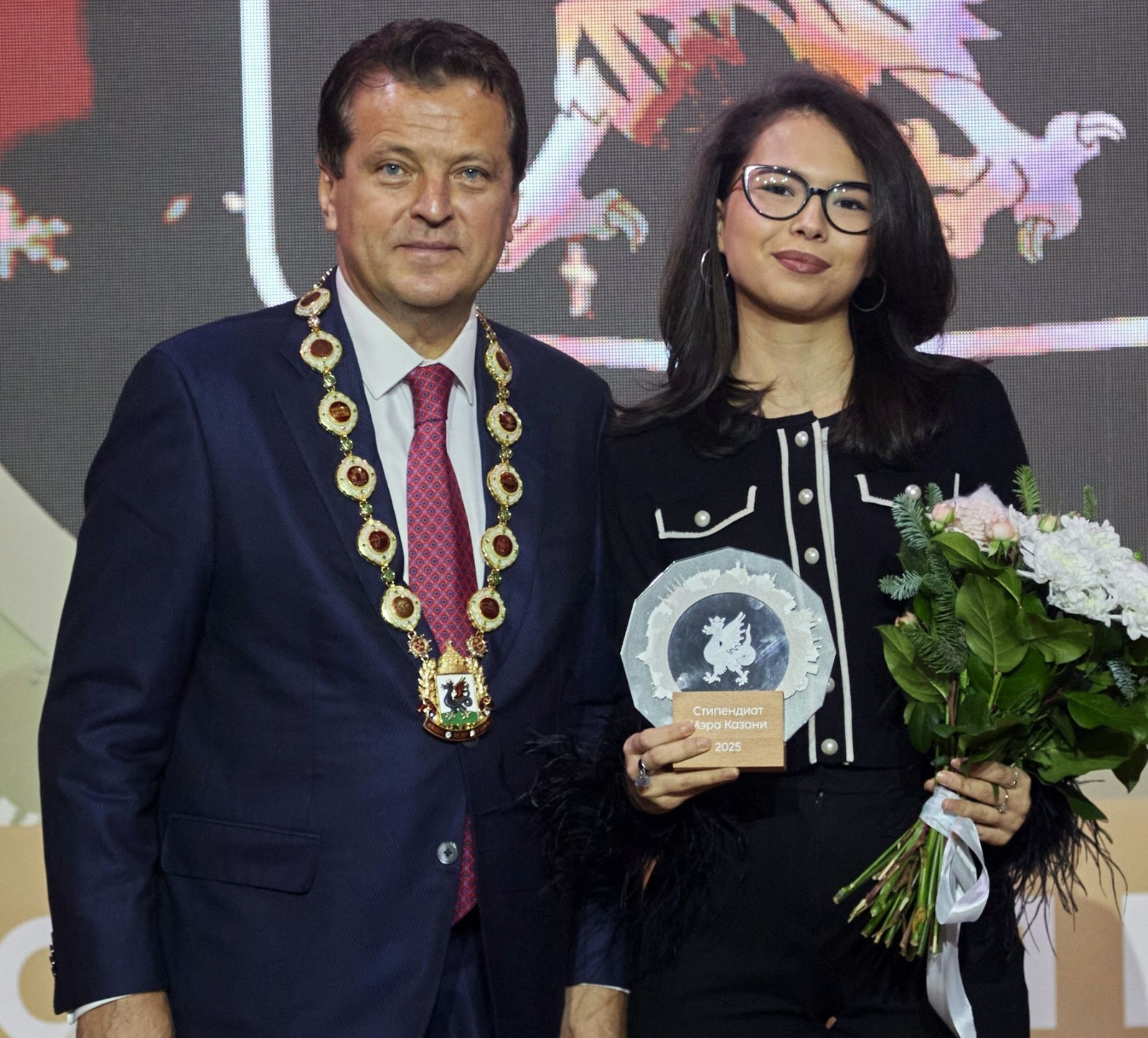 из личного архива Назгуль КАЛИМОВОЙ Мэр Казани Ильсур Метшин отметил Назгуль именной стипендией.