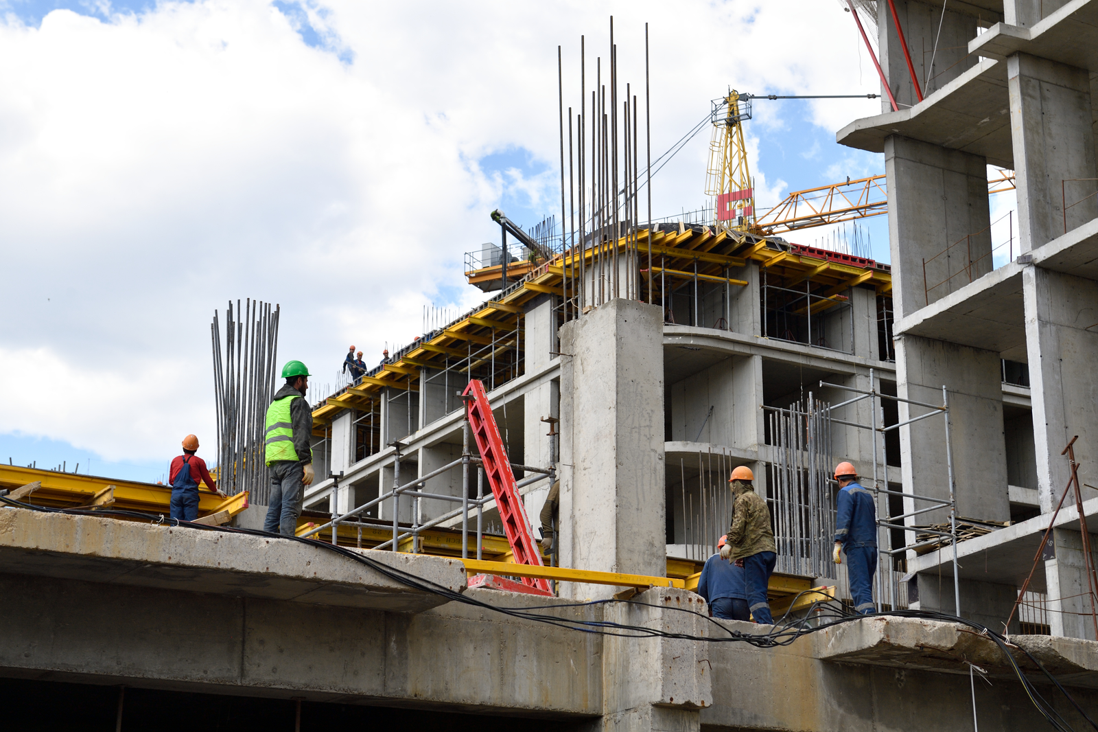 Премьер-министр Башкирии поздравил строителей с профессиональным праздником