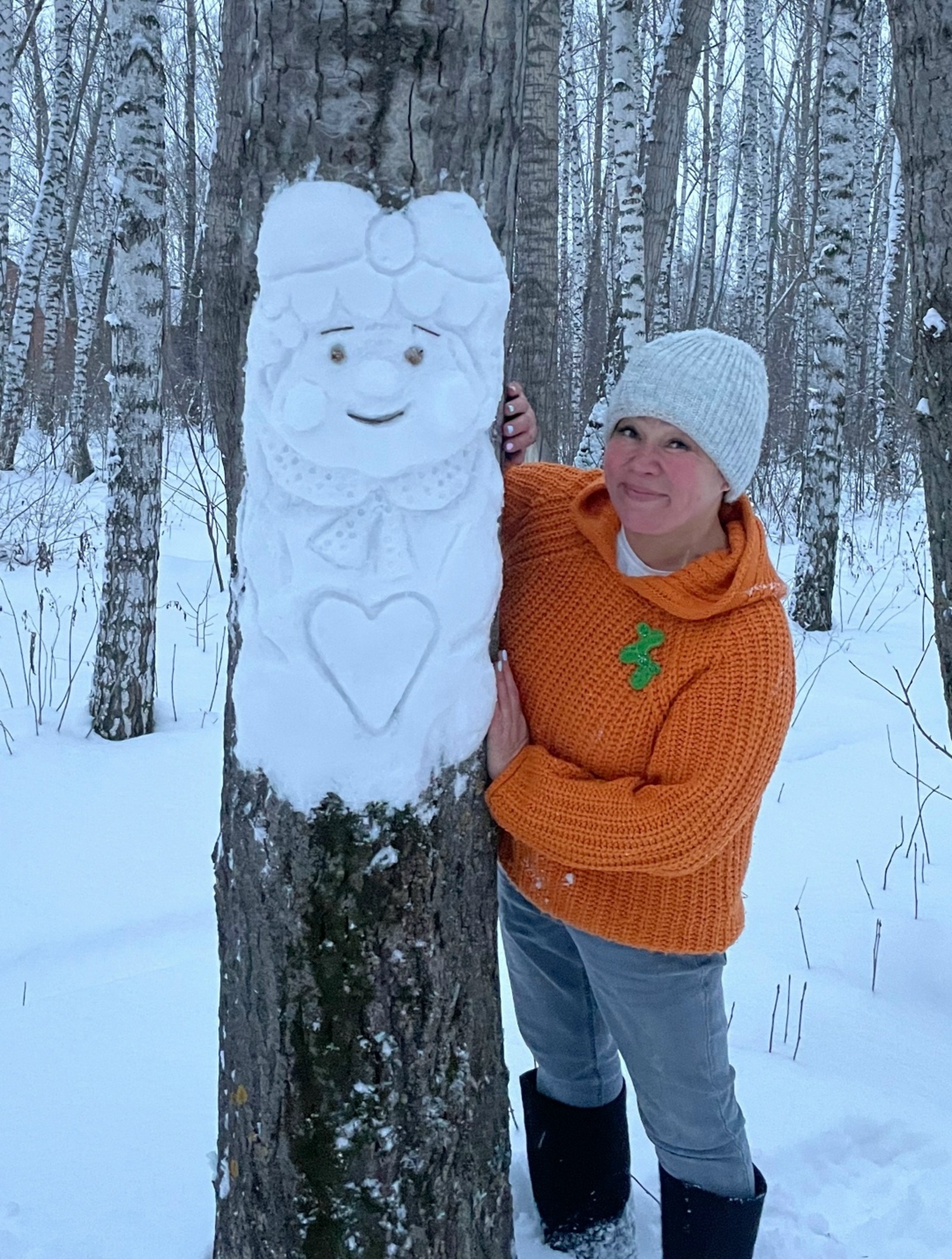 Жительница Туймазов лепит снежные скульптуры на деревьях