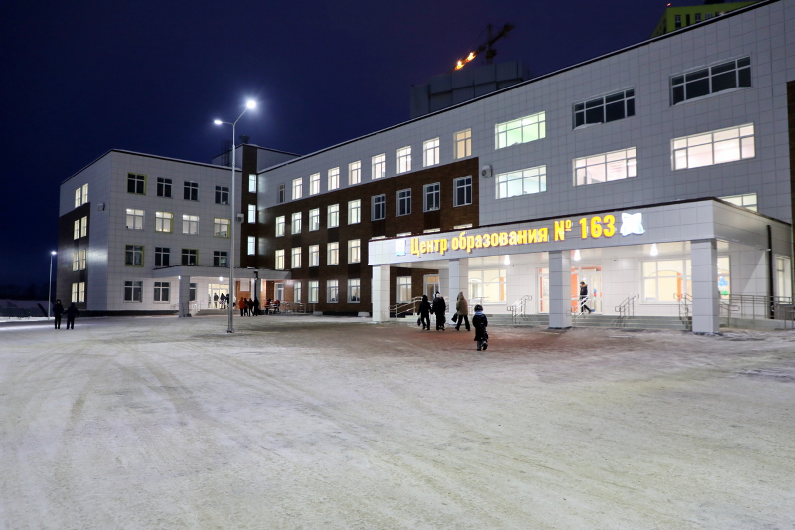 В Уфе сегодня первых учеников приняла школа № 163