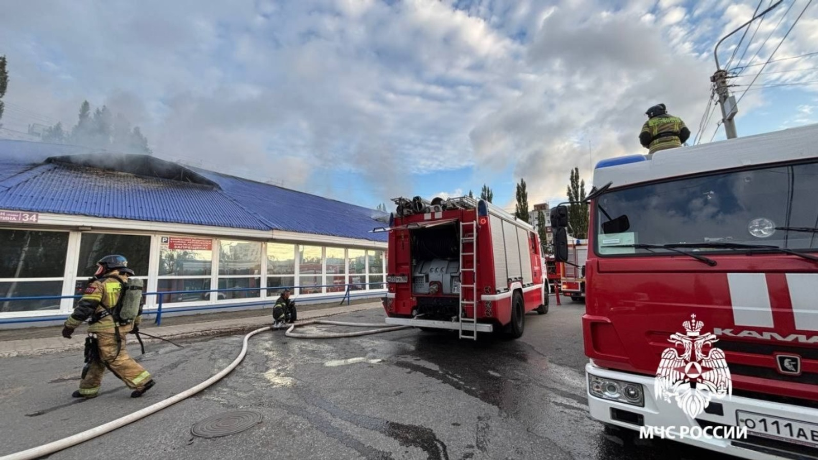 Десятки пожарных тушат рынок «Корсо» в Уфе