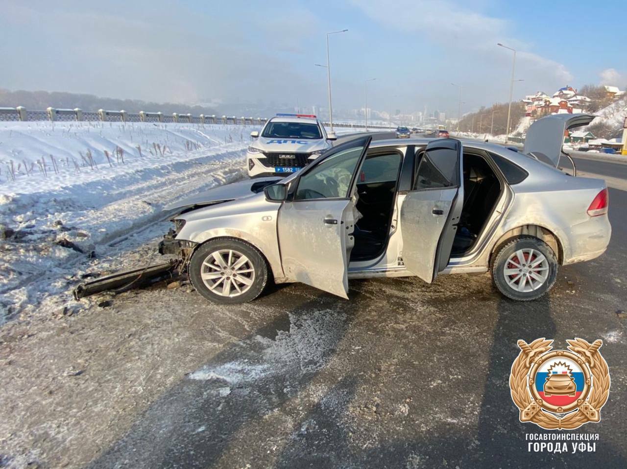 В Уфе водитель иномарки врезался в столб. Госпитализирован пассажир