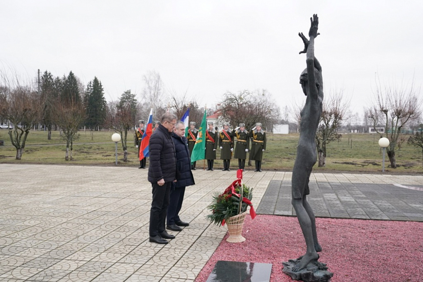 Радий Хабиров возложил цветы к мемориалу детям – жертвам Великой Отечественной войны