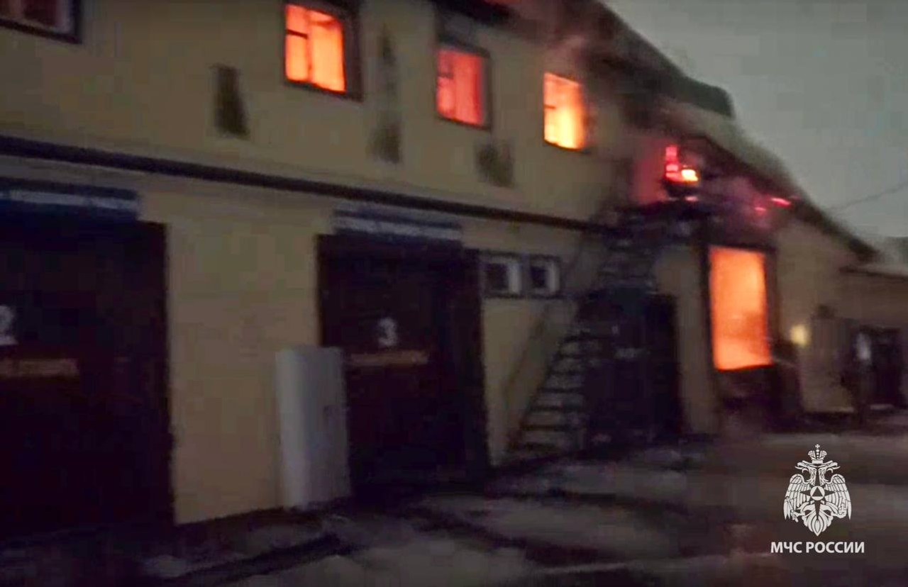 В Учалах сгорело здание двухэтажного автосервиса