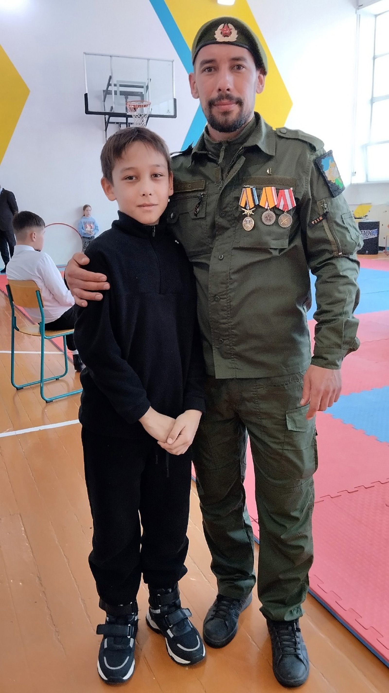 автора Герой с сыном.