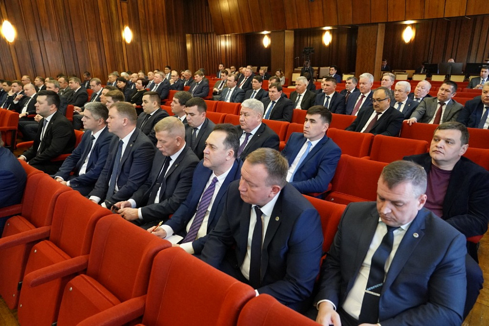 Радий Хабиров поручил муниципалитетам республики поддерживать участников СВО