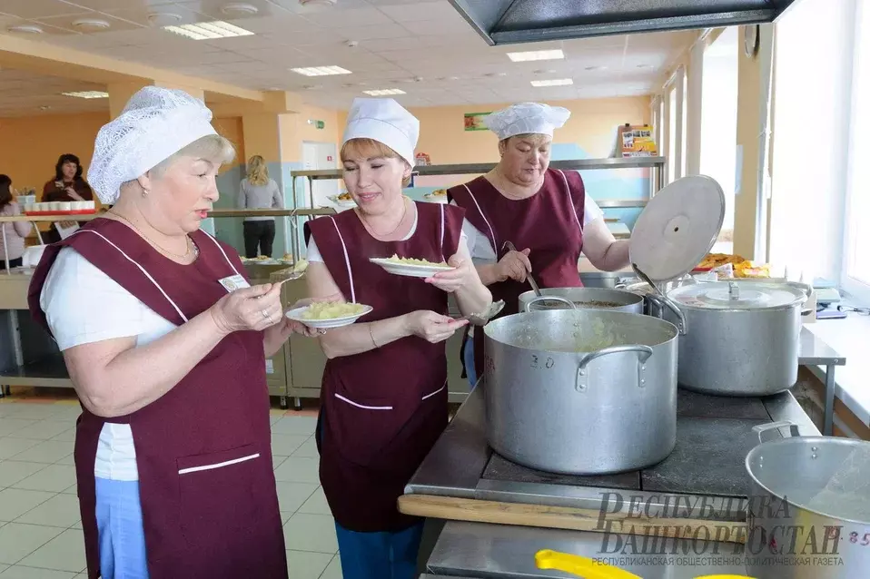 Андрей Назаров предложил главам муниципалитетов обедать в школьных столовых