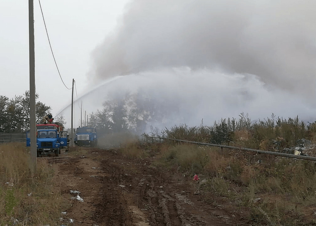 В Аургазинском районе Башкирии горит мусорный полигон