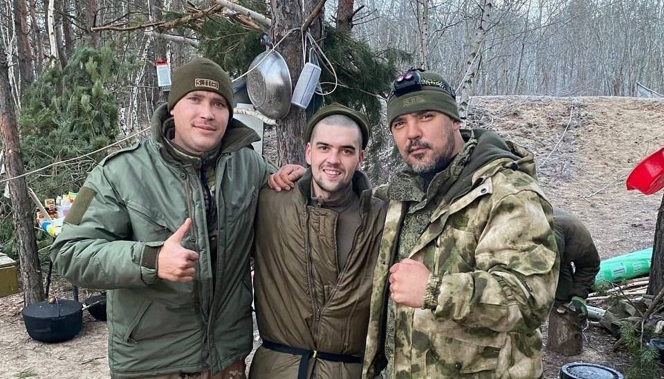 &laquo;Башкир&raquo; (крайний справа) с бойцами &laquo;Большой&raquo; и &laquo;Поэт&raquo;. // Фото из архива друзей героя.