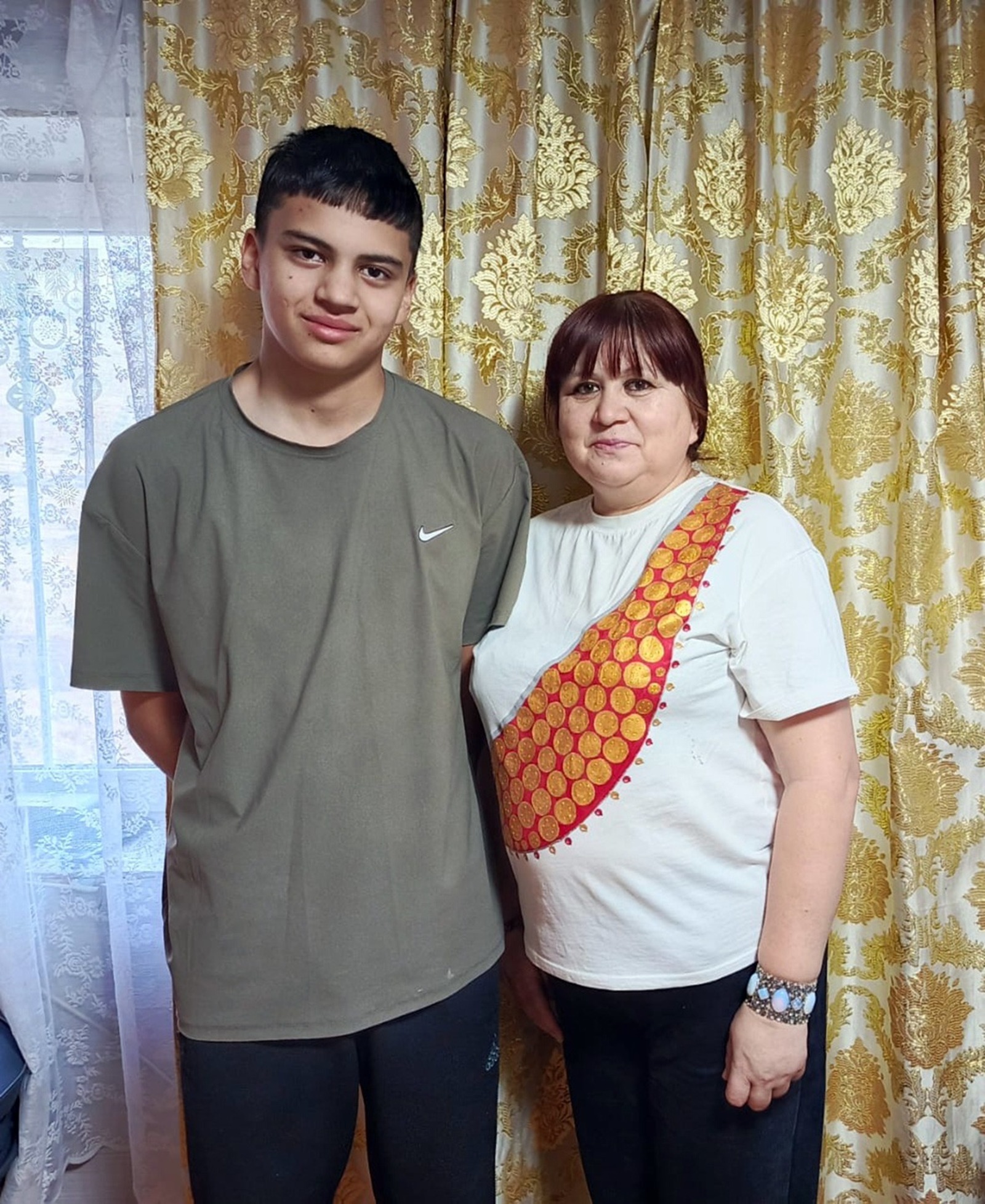 из архива семьи ХИБАТУЛЛИНЫХ Рамазан Хибатуллин — опора и поддержка для мамы.