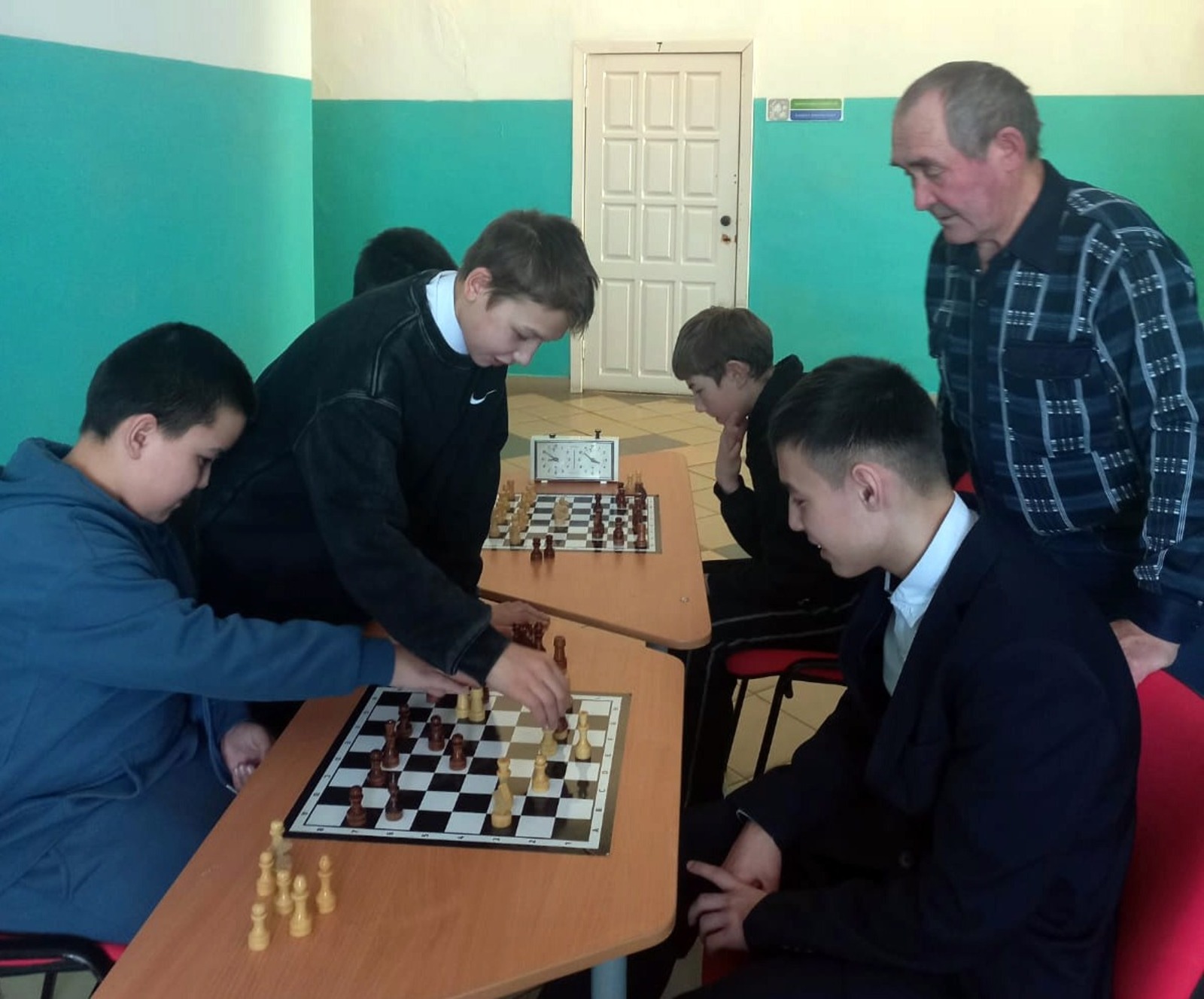 из личного архива Франгила ГАЛИЕВА Франгил Галиев (справа) готовит воспитанников Инзерской школы Белорецкого района к шахматному турниру.