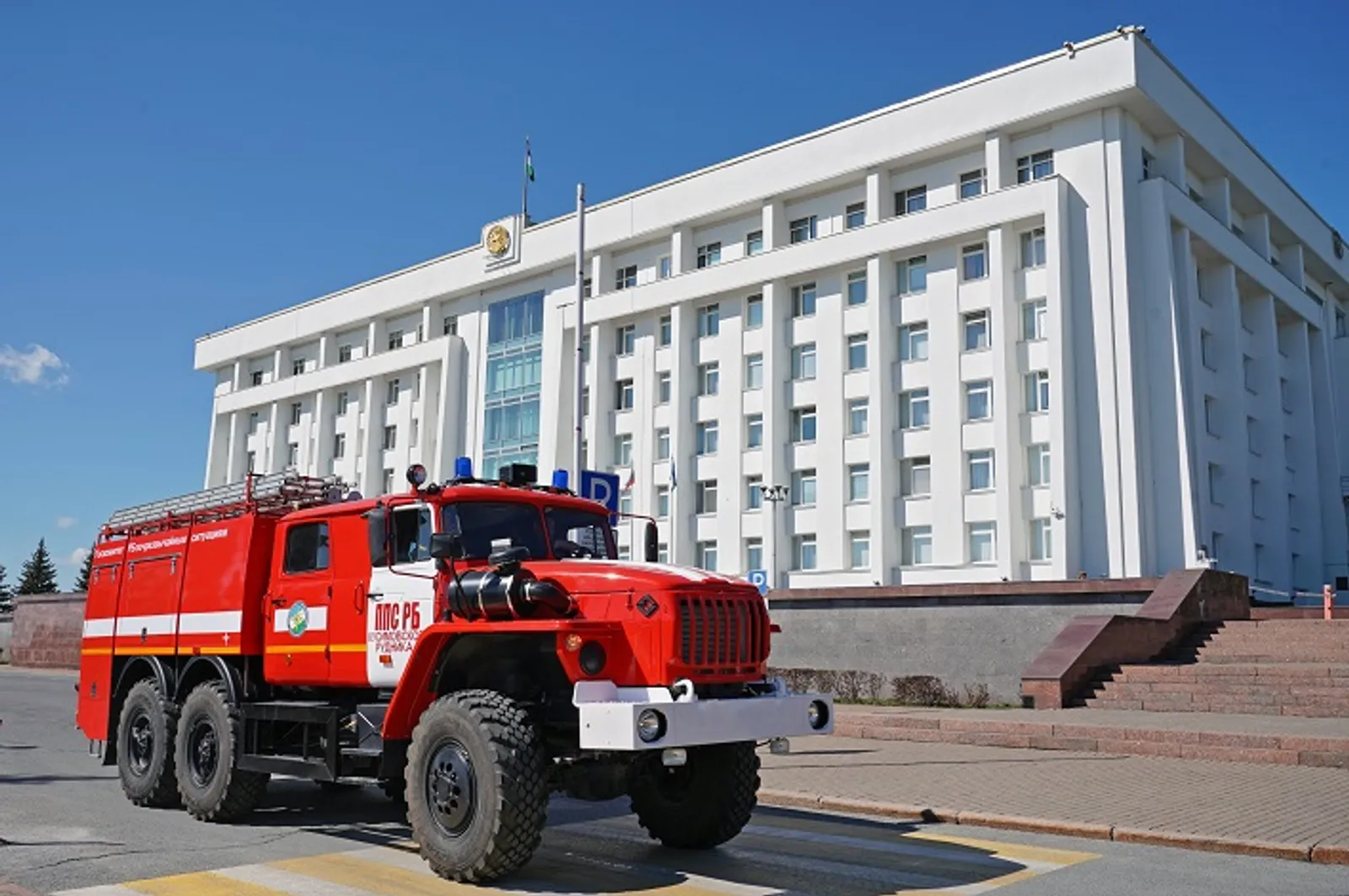 Радий Хабиров поздравил пожарных Башкирии