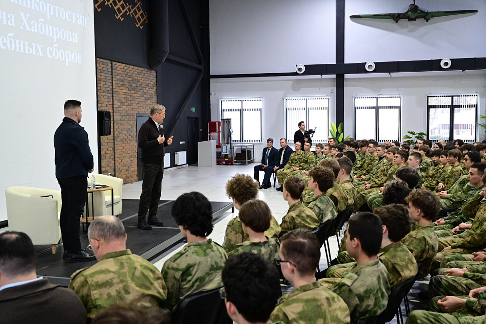 Радий Хабиров встретился с десятиклассниками в парке «Патриот»