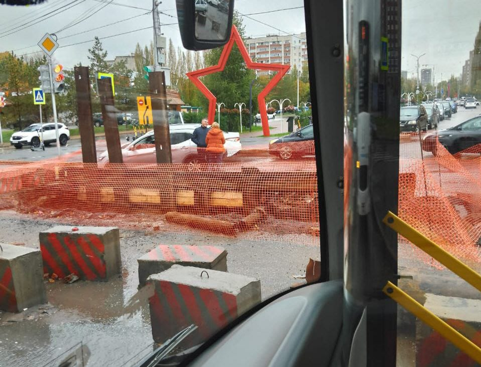 В Уфе из-за провала дороги два автобусных маршрута будут следовать в объезд