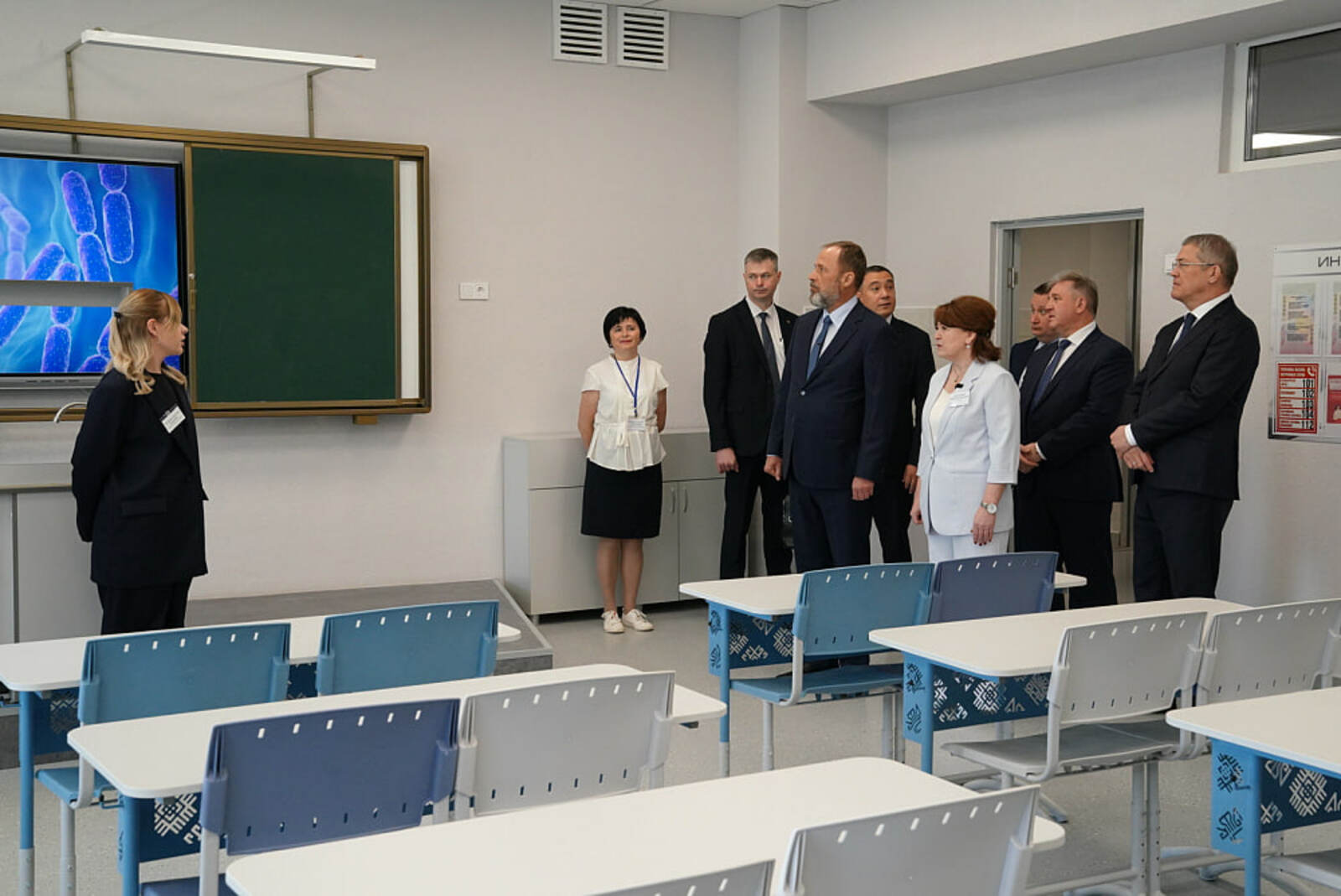 Игорь Комаров и Радий Хабиров посетили самую большую школу в ПФО