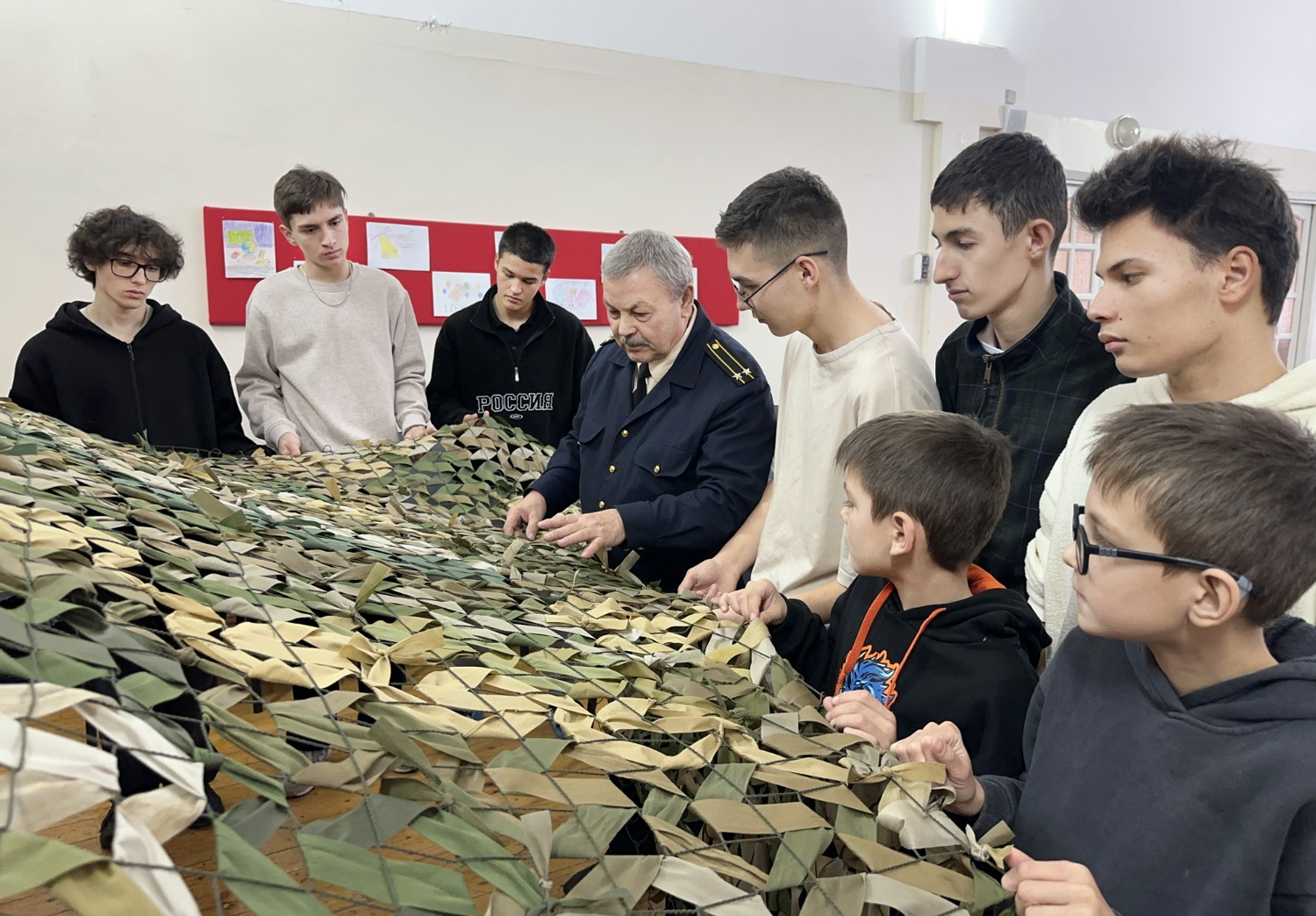 Ильгиз РАФИКОВ  В школе № 5 дети под руководством педагога осваивают плетение масксетей.