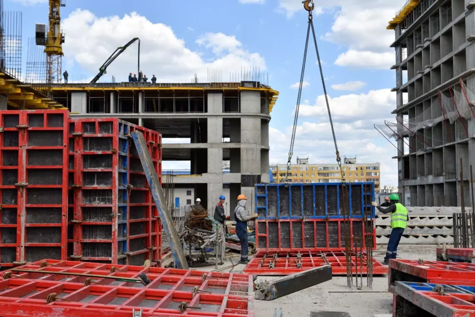 В Башкирии снизили квоту на иностранных работников на стройках