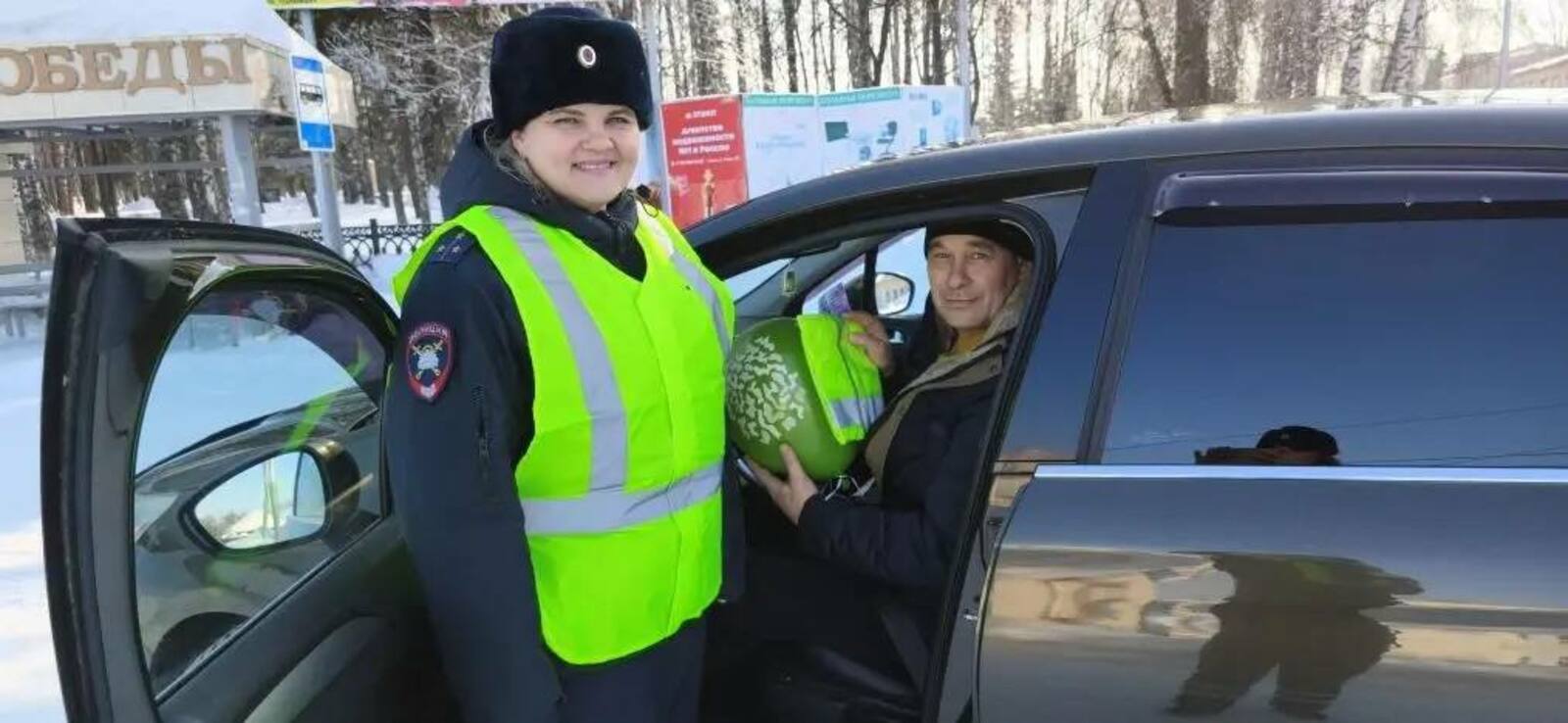 В Бирске сотрудницы ГАИ дарили водителям-мужчинам светоотражающие жилеты