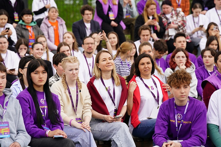 Радий Хабиров пообщался с молодёжными активистами