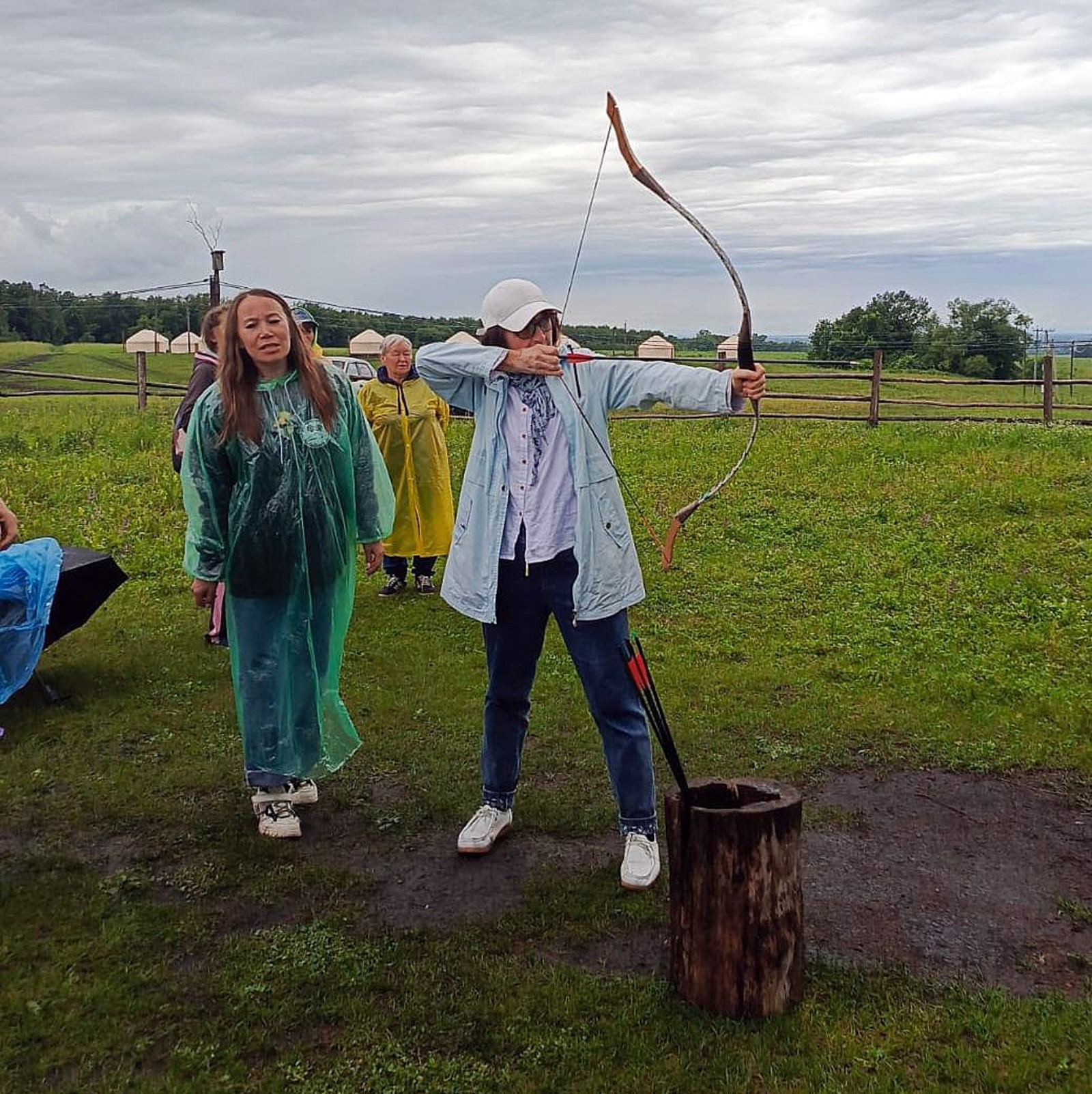 автора Многие впервые взяли в руки лук и стрелы.