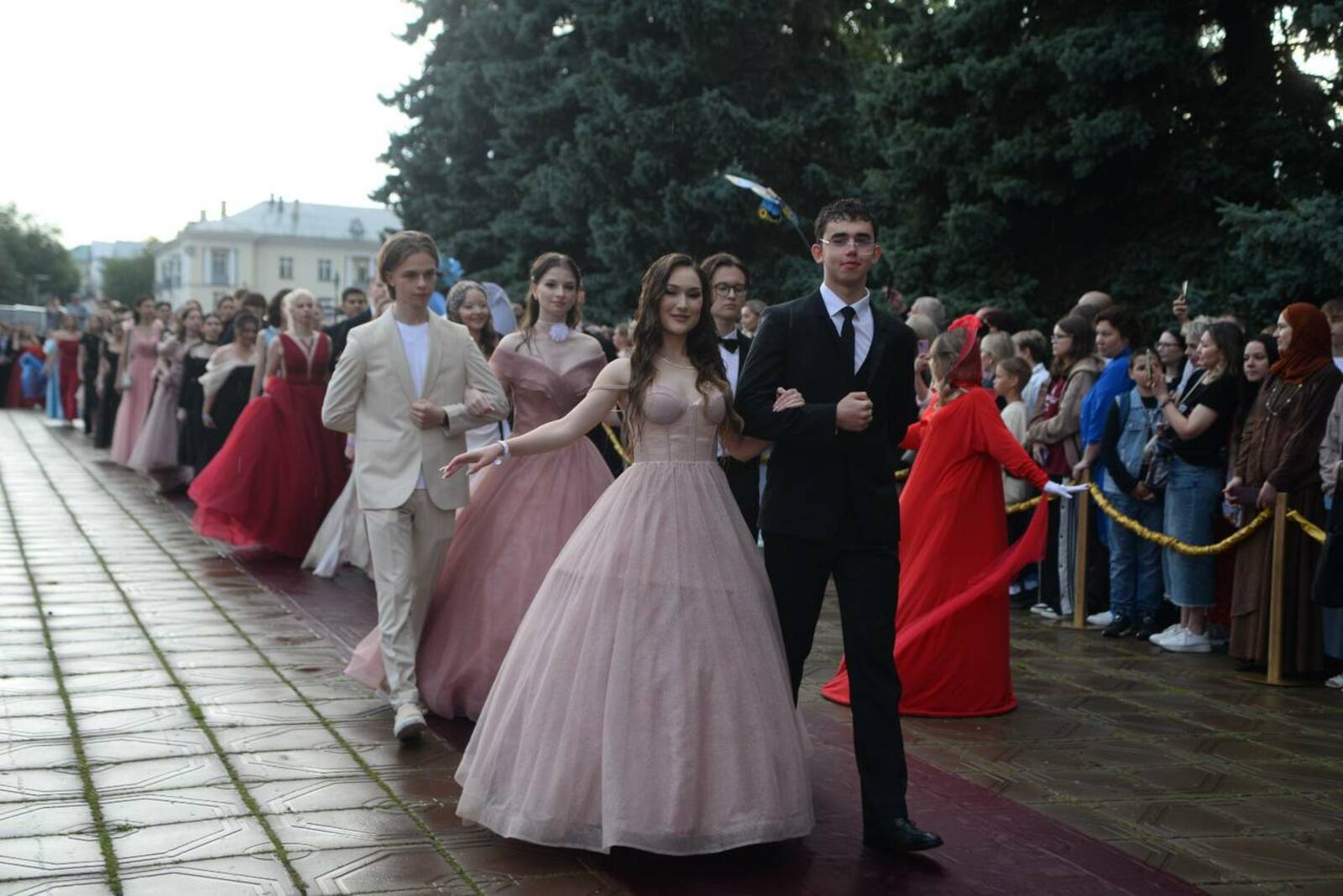 Радий Хабиров поздравил школьников с выпускными