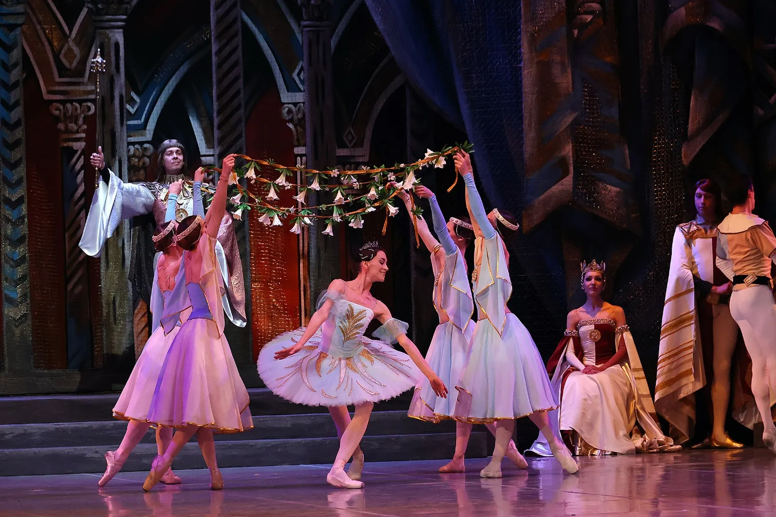 Александр ДАНИЛОВ  Простой сюжет стал основой феерии хореографического шедевра.