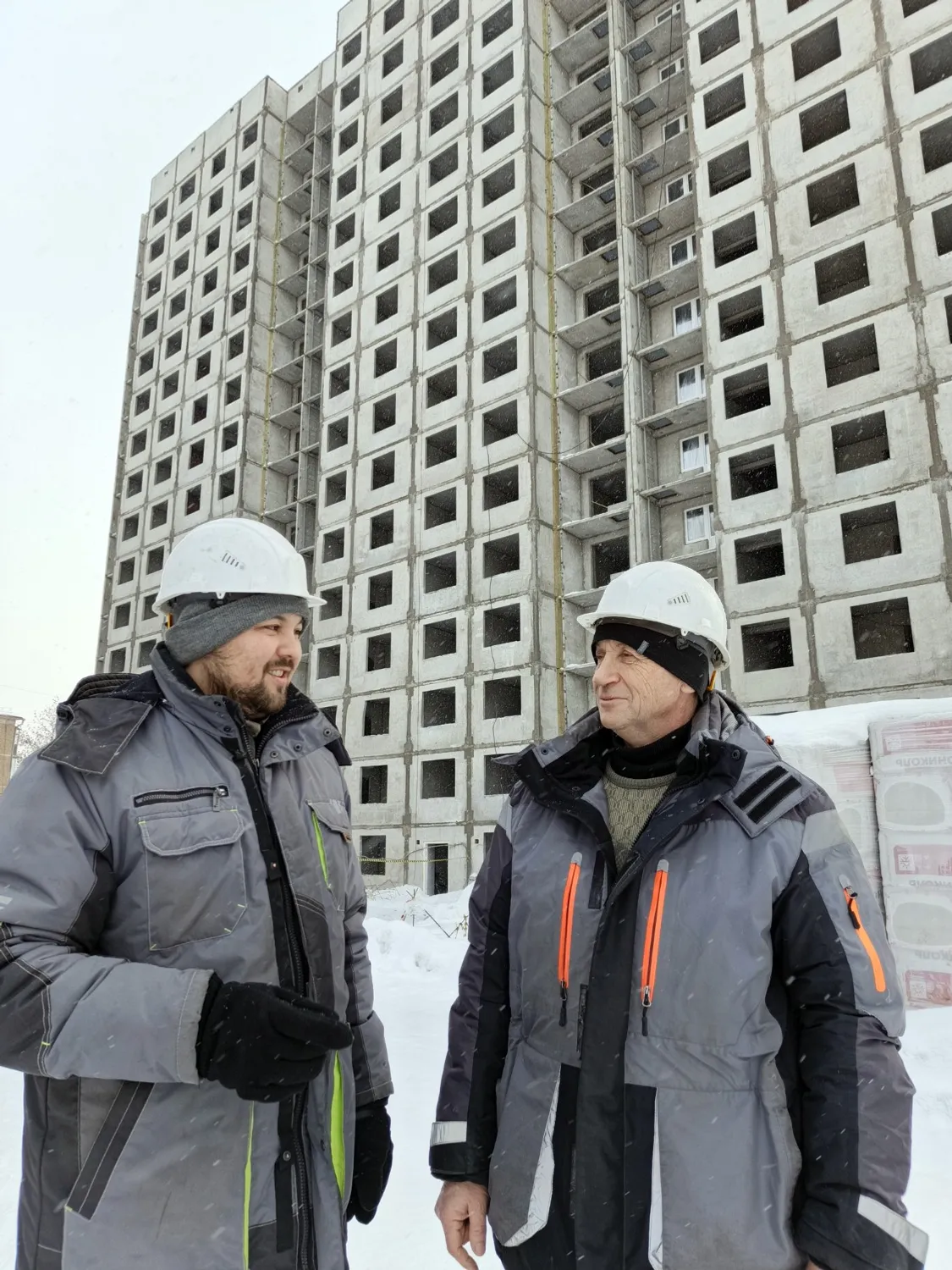 автора Мастер Игорь Попов (слева) и прораб Василий Пузыревский, у которого 20-летний стаж строительства крупнопанельных домов.