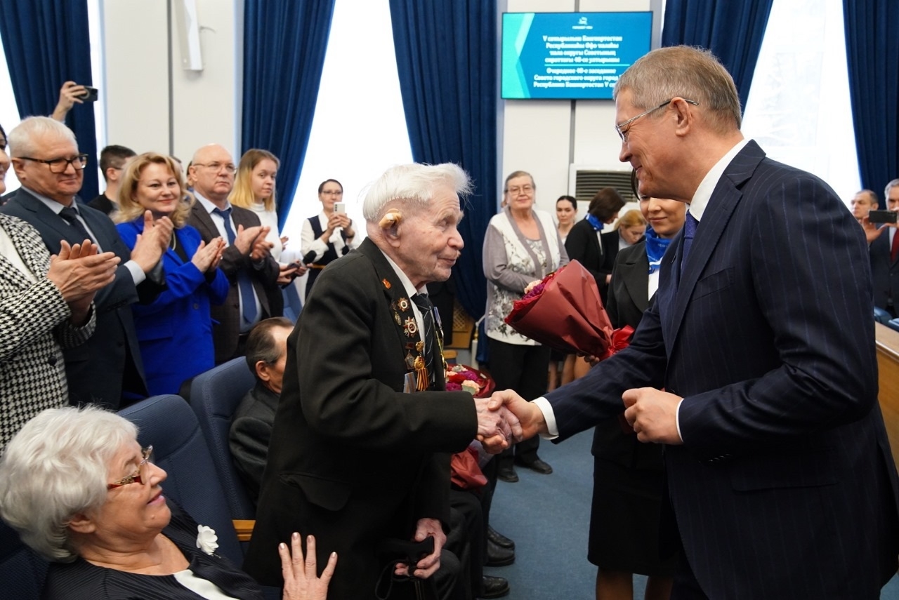 Радий Хабиров поздравил ветерана войны Родиона Лобанова из Уфы со столетием