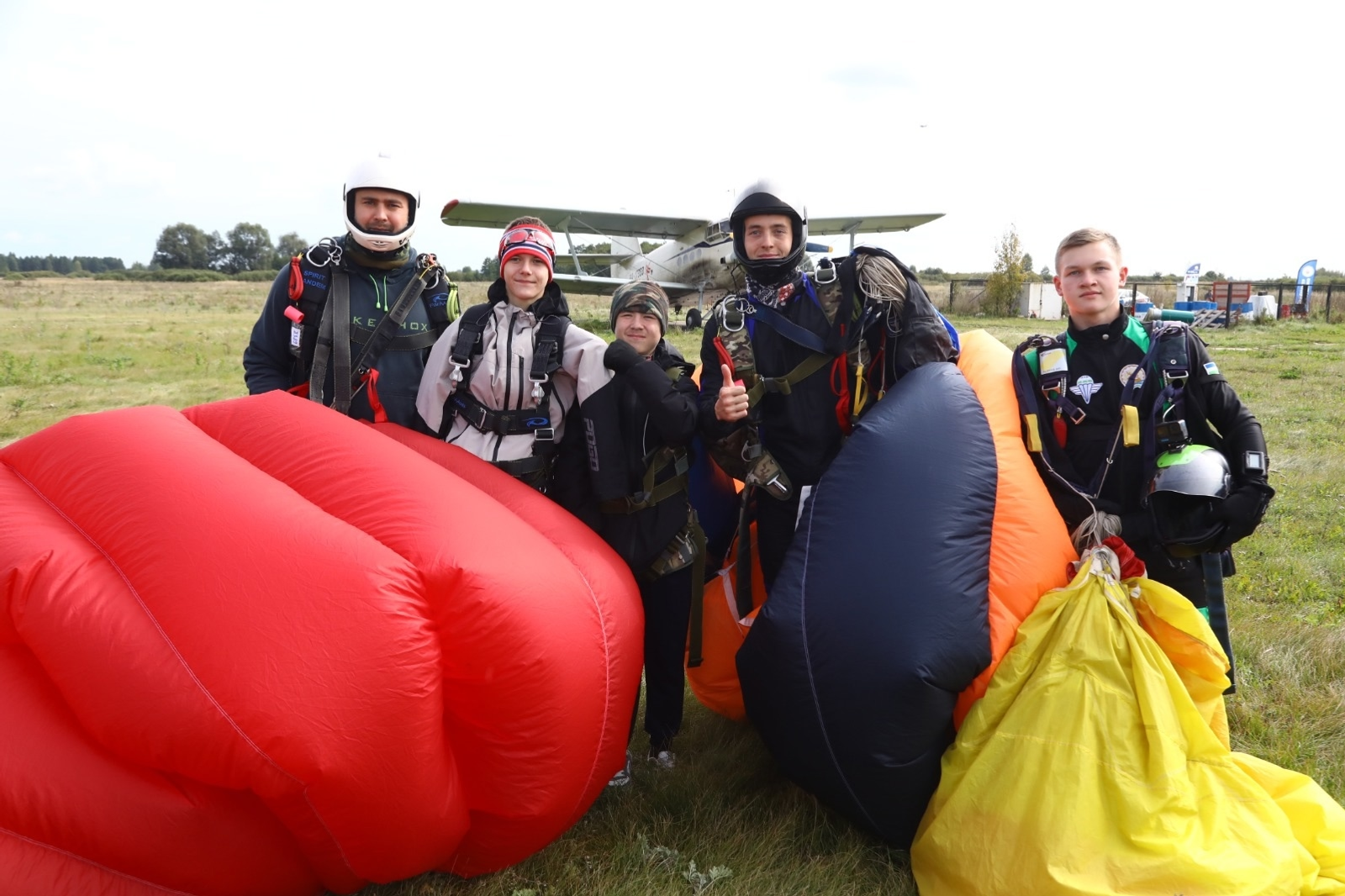 В Башкирии два подростка с ОВЗ совершили прыжок с парашютом