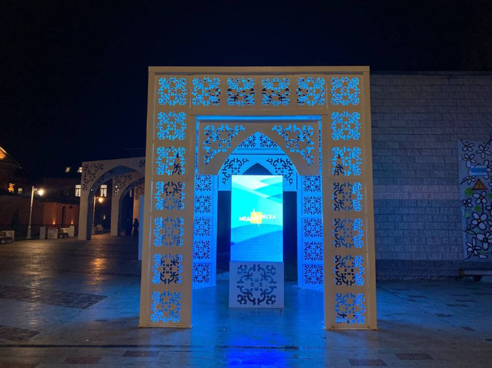 Возле Хакимовской мечети в Уфе установили ротонду и LED-экран