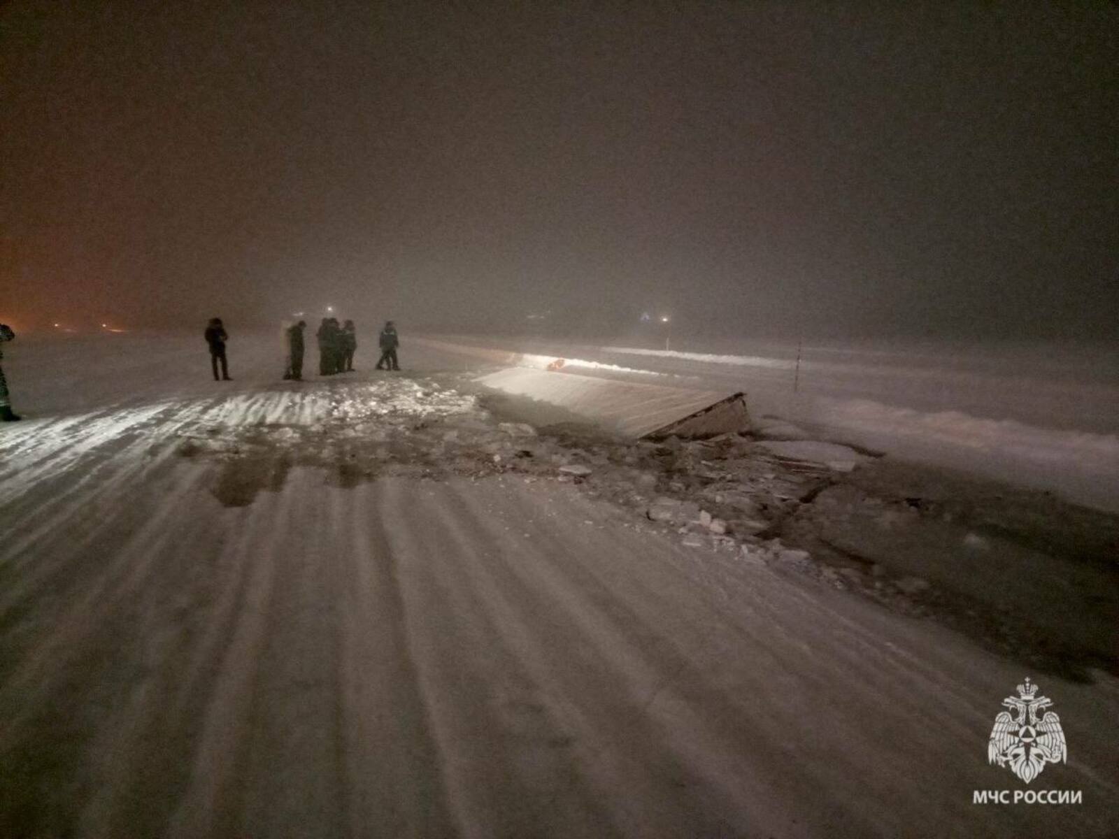В Башкирии на переправе через реку Белую под лёд полностью провалилась фура