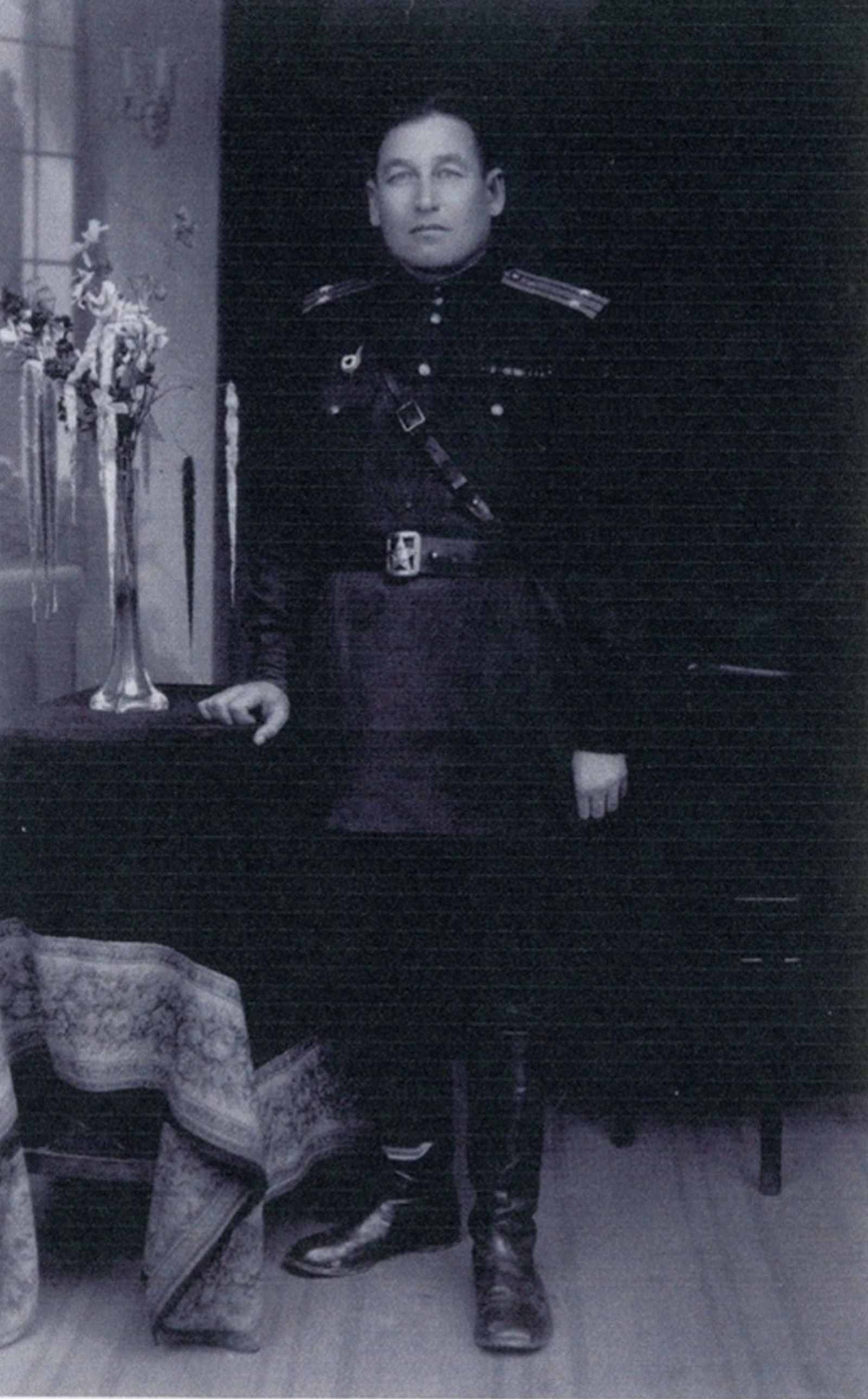 семейный архив САЙПУШЕВЫХ Подполковник Александр Сайпушев в парадном мундире в Австрии.