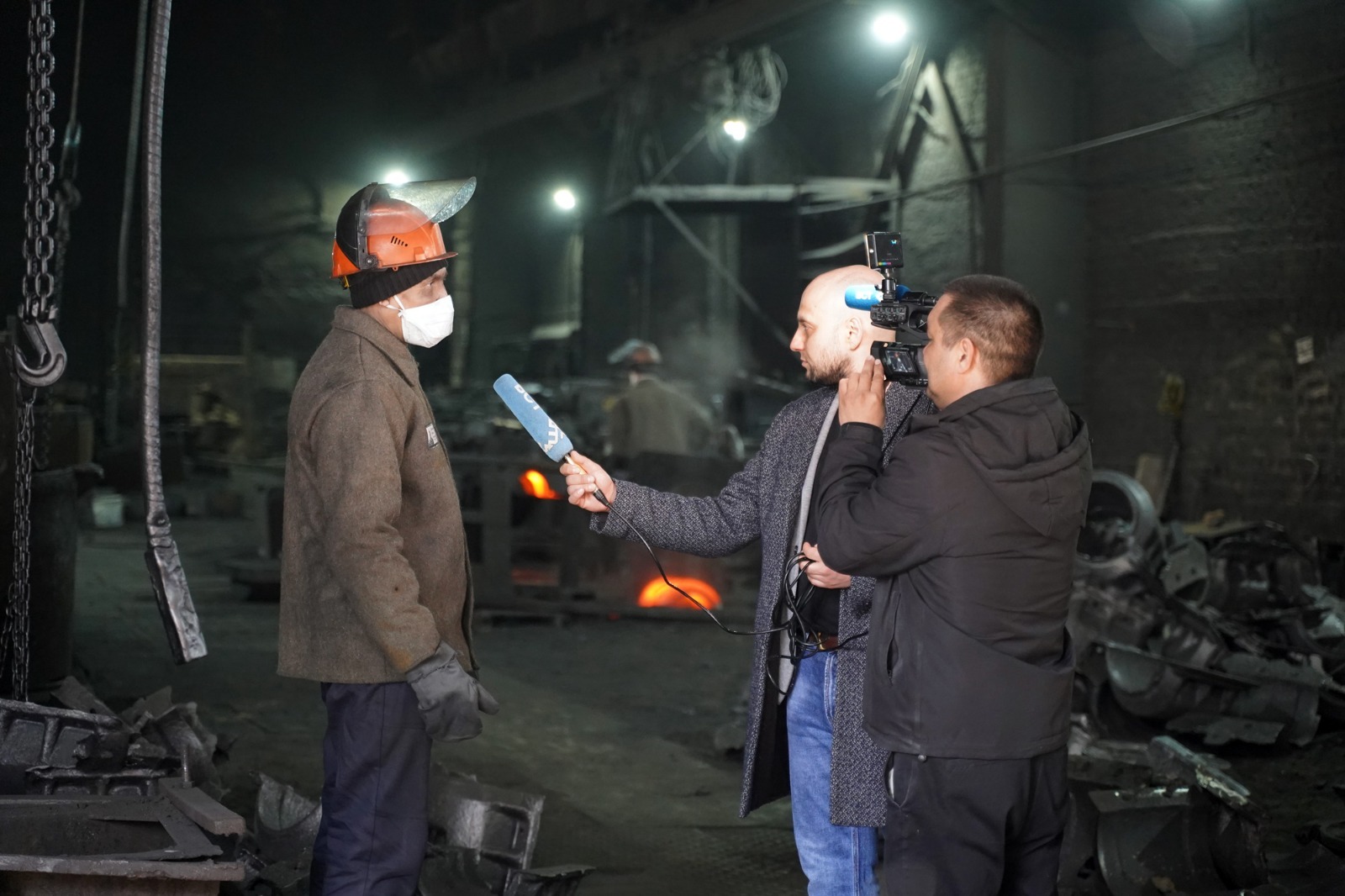 Роберт БИКМУХАМЕТОВ  Работник литейного цеха ИК-9 рассказывает журналистам о тонкостях чугунного литья.