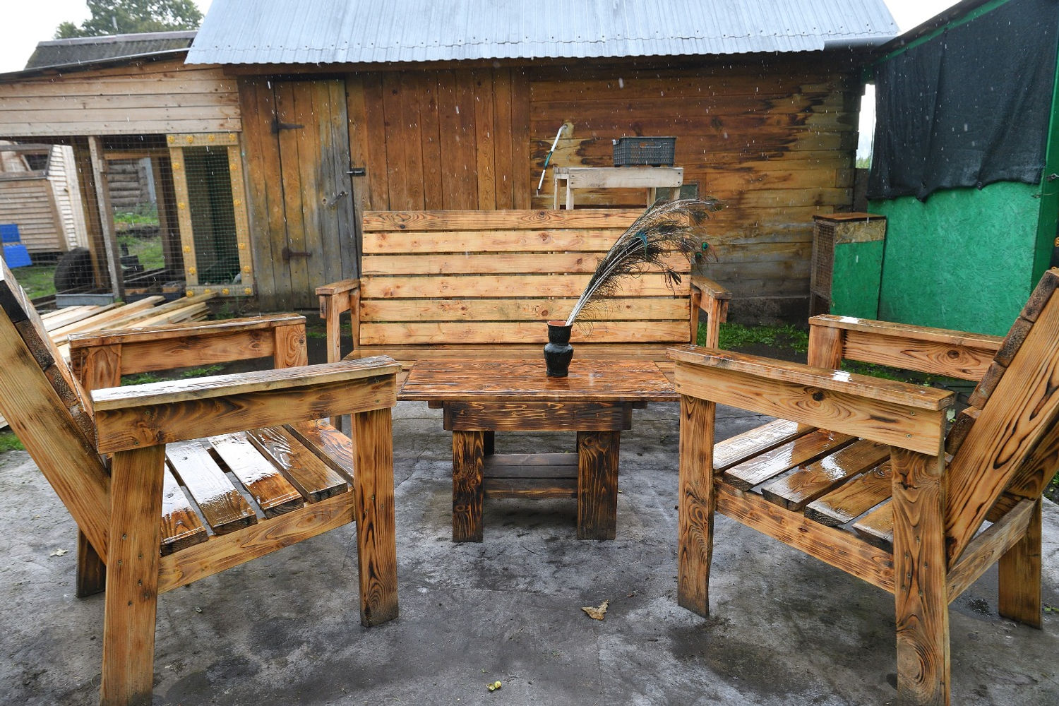 Альберт ЗАГИРОВ  Глава семьи делает красивую садовую мебель.