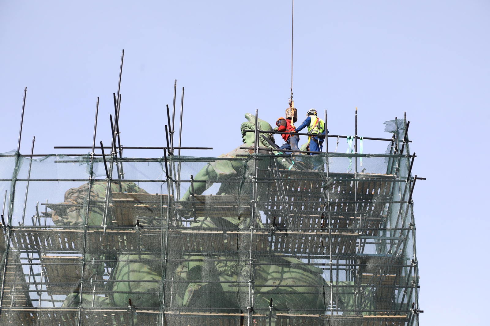 Салават Юлаев лишился сабли: демонтаж памятника в Уфе начался