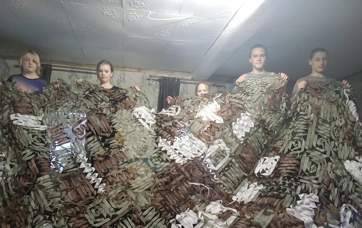 В Башкирии многодетная семья начала делать для бойцов «бирскую паутинку»