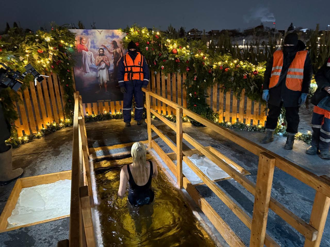 В Башкирии в вечер Сочельника в прорубь окунулись уже более 1 300 человек