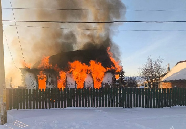 В Башкирии огонь оставил без крыши над головой две многодетные семьи