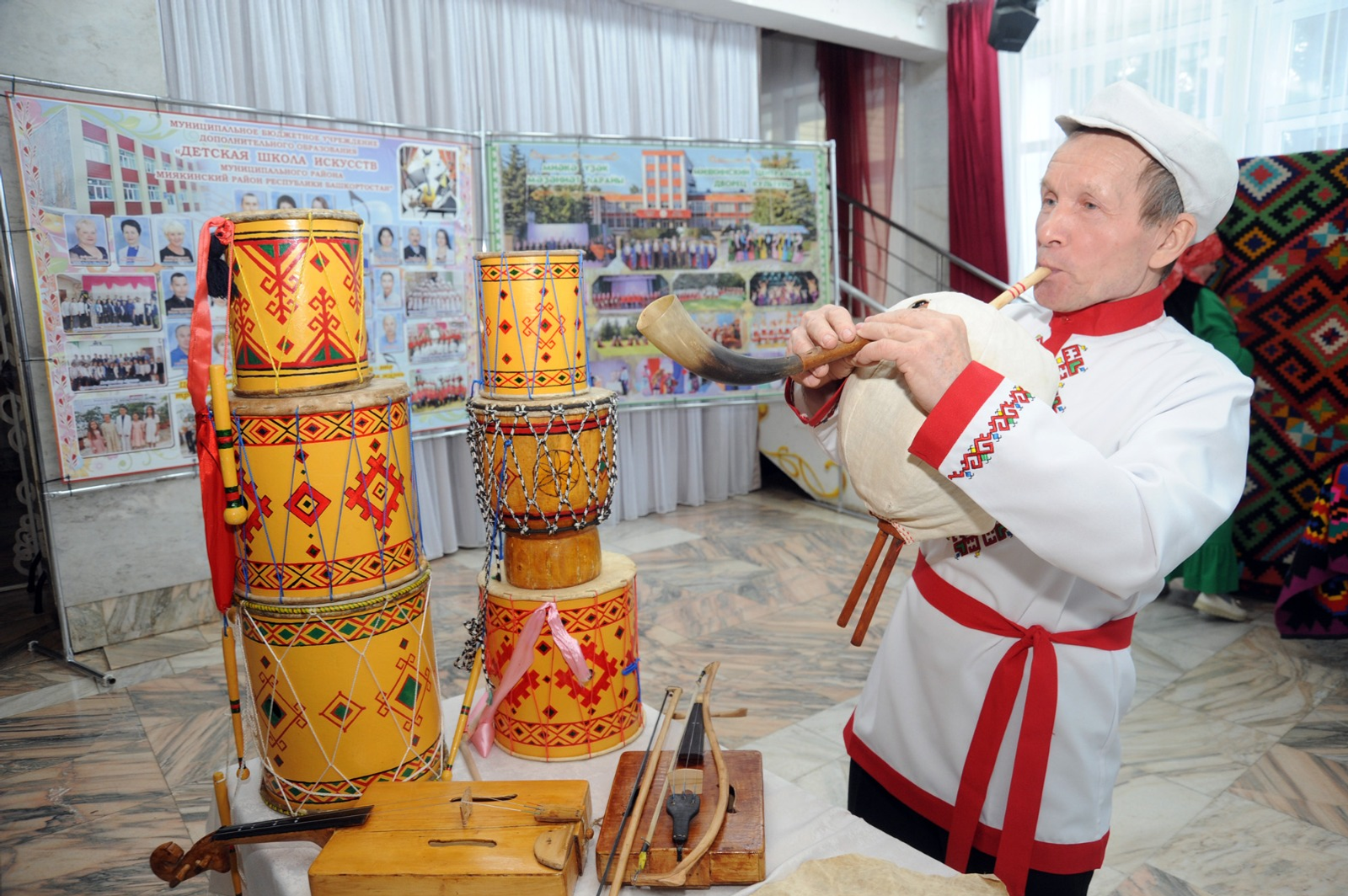 Ринат РАЗАПОВ  Мастер хорошо знает и саму историю народного инструмента.