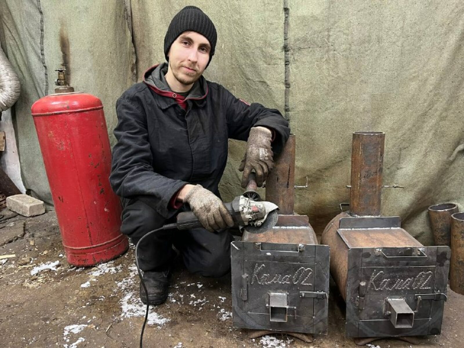 Волонтёр из Башкирии делает печи для СВО и пишет на них позывной братишки