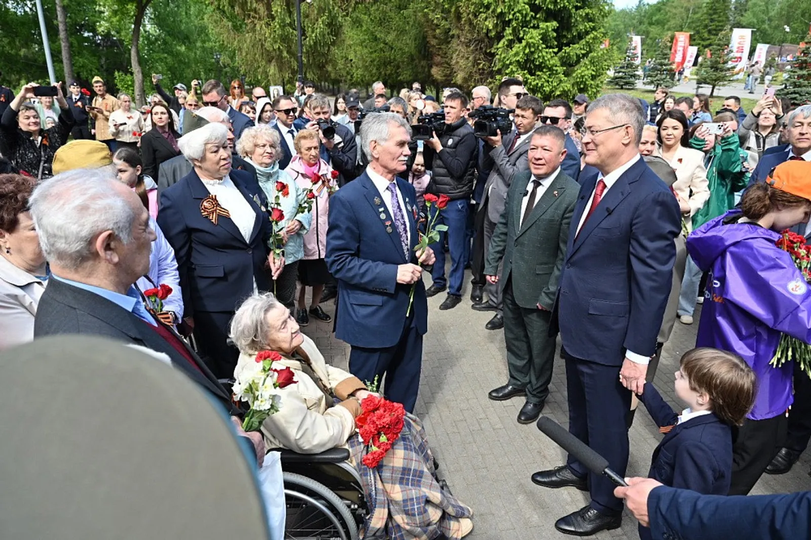 пресс-службы главы РБ Глава региона Радий Хабиров во время праздника не раз подчеркнул, что День Великой Победы объединяет все поколения.
