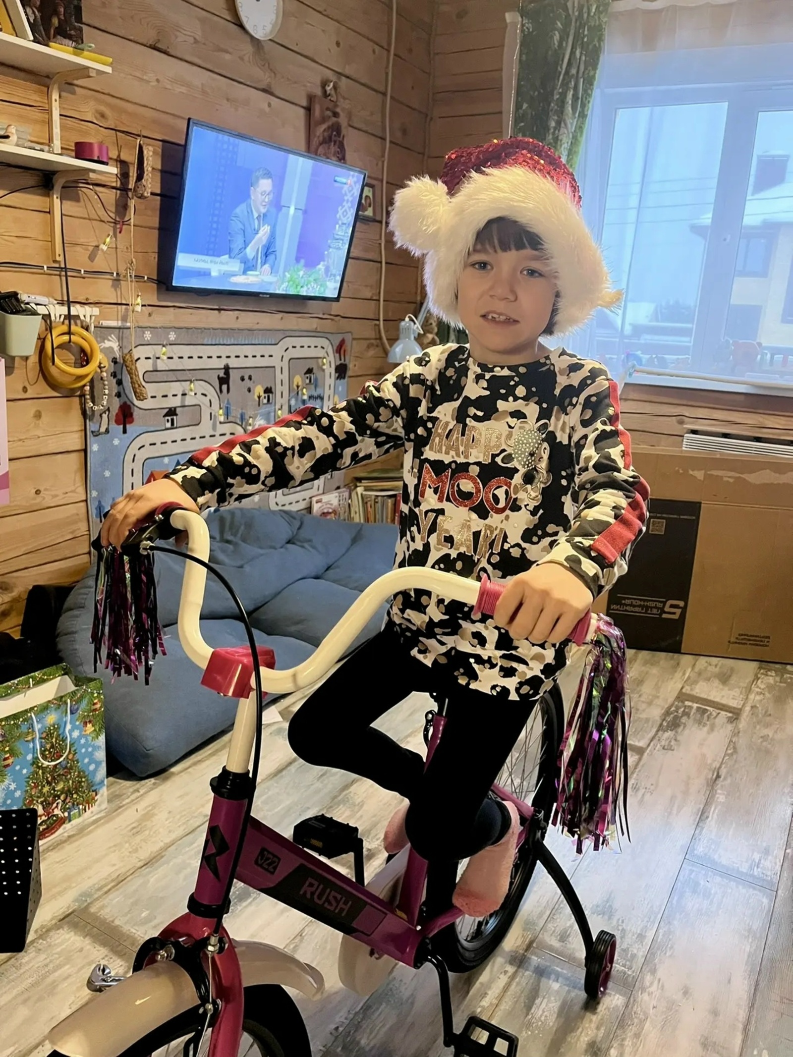 В Башкирии «Ёлка желаний» исполнила мечту девочки Беляны о велосипеде