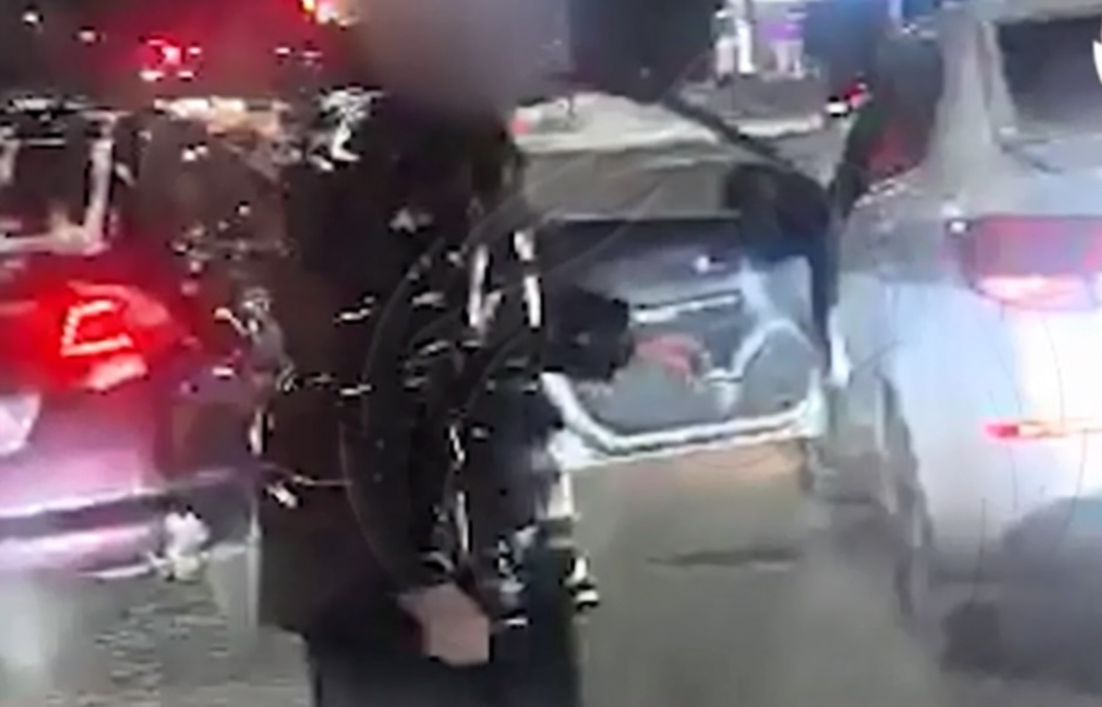 В Уфе женщина напала на водителя, непропустившего её на дороге