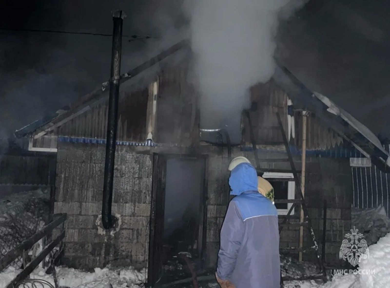 Житель Башкирии погиб в горящем сарае
