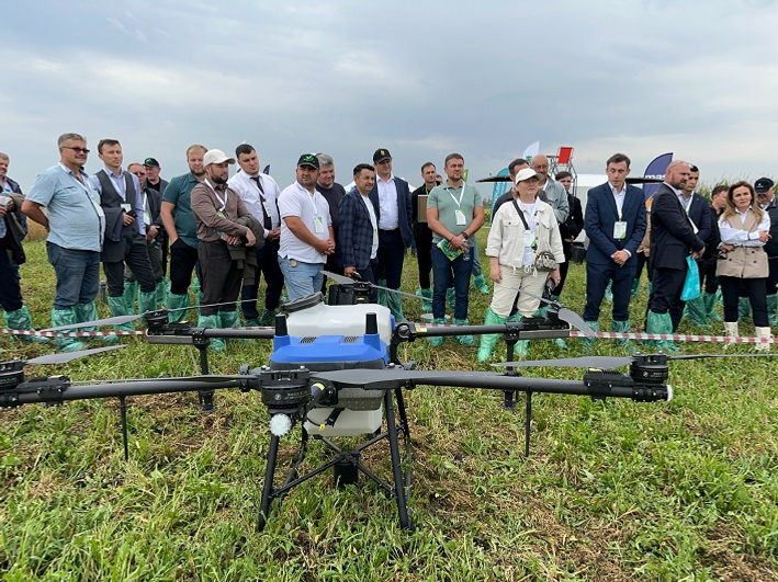 В Башкирии над полем рапса взмыли беспилотники