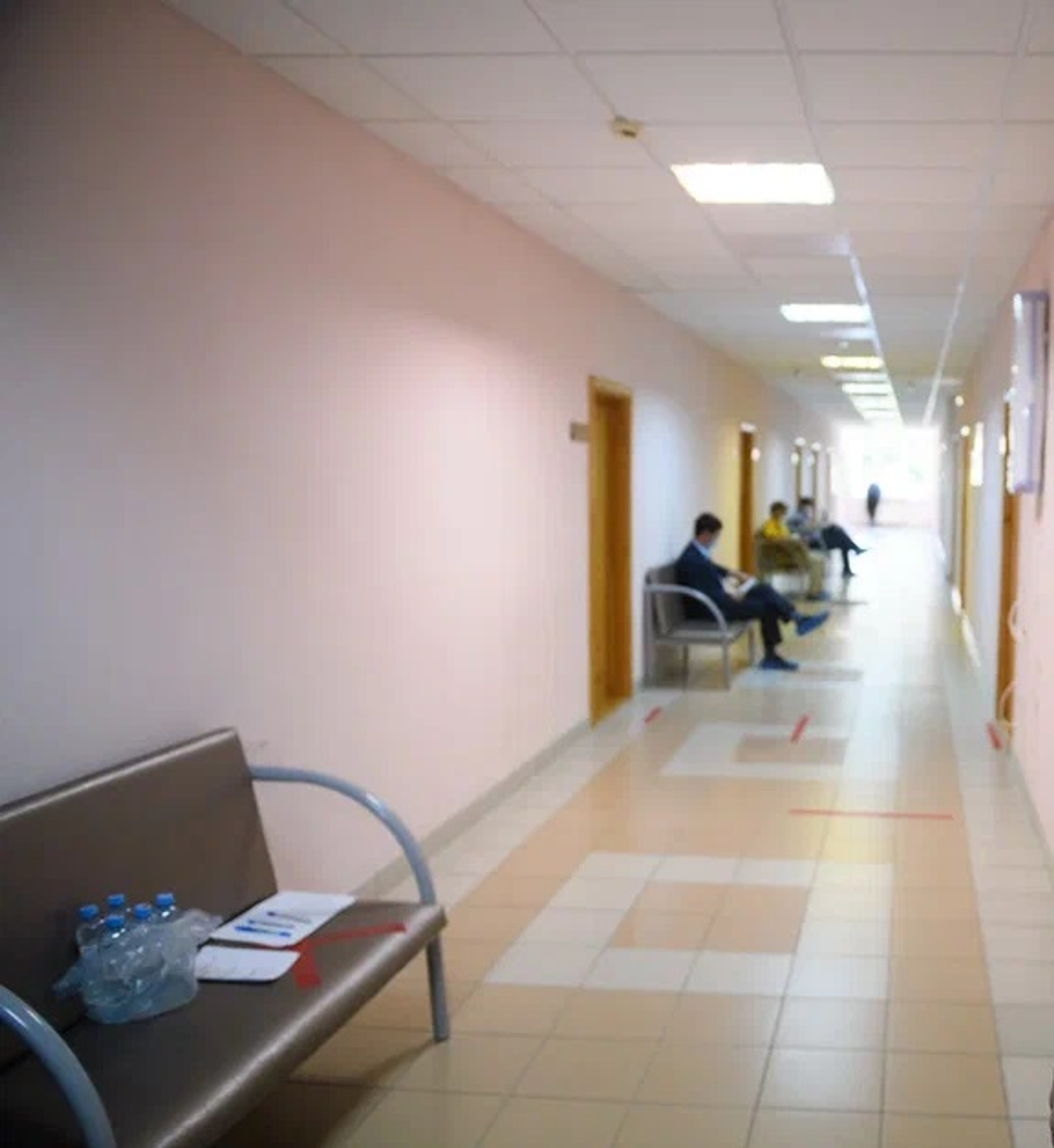 В Башкирии на работницу опрокинулась тележка со стеклом