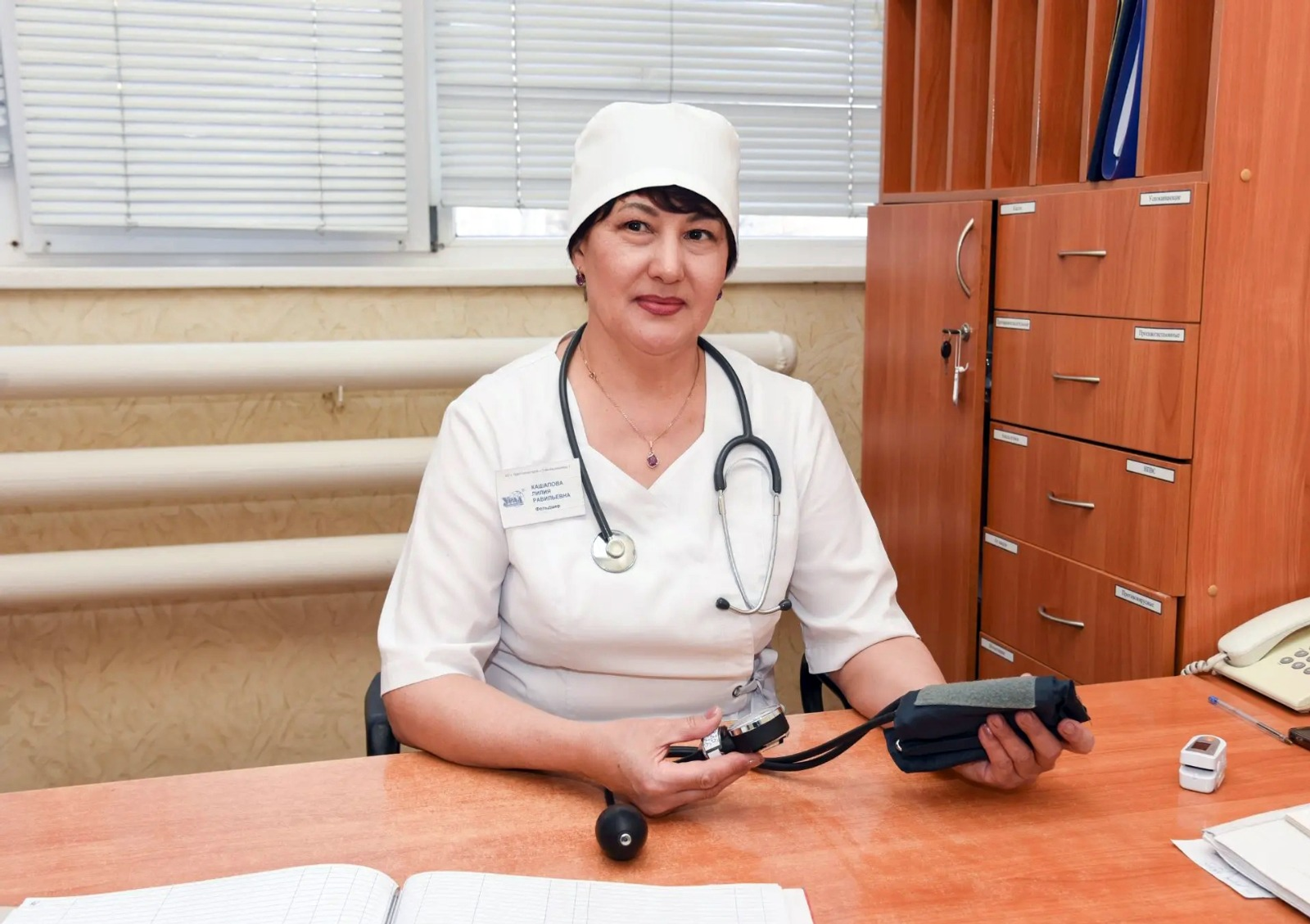 Зиля АБДУЛЛИНА  «Заводской» фельдшер Лилия Кашапова наблюдает за здоровьем каждого сотрудника.