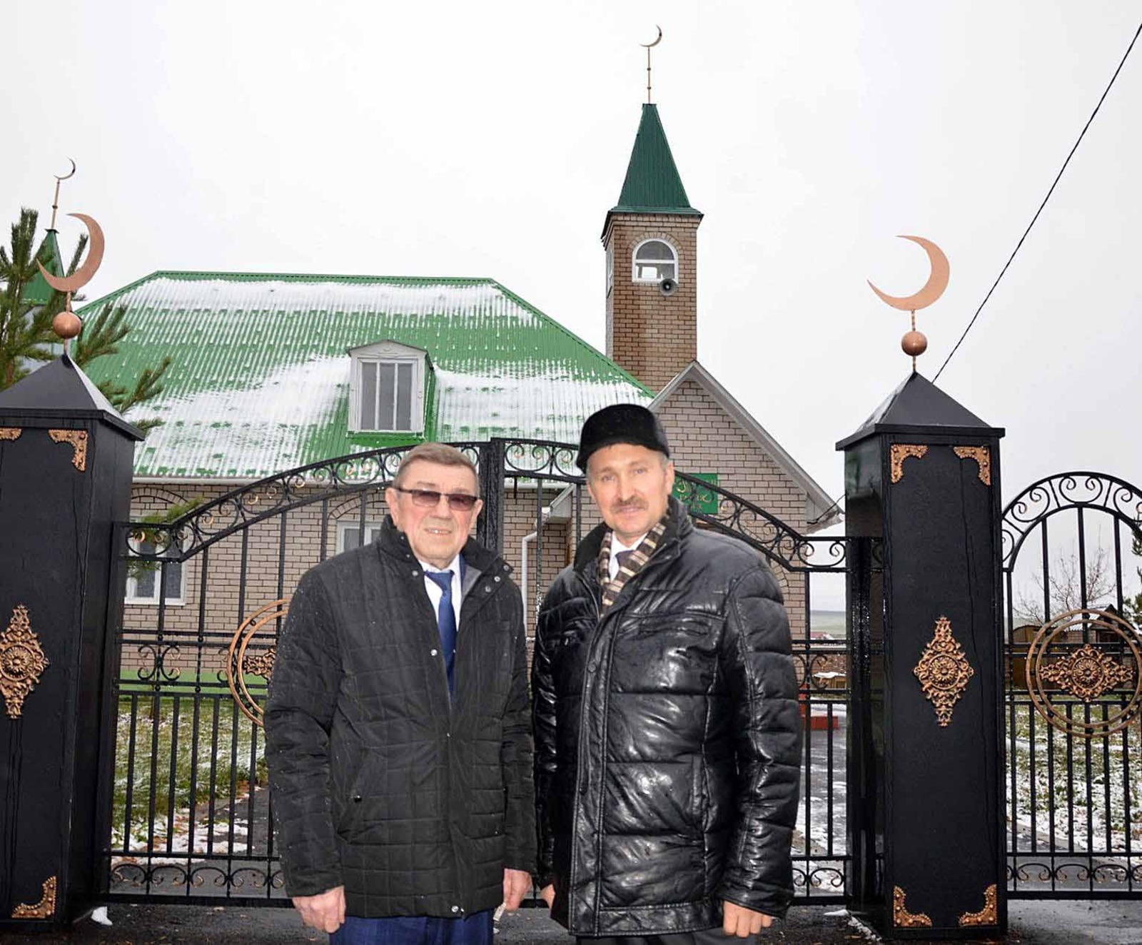 автора Ниль Хамитов (слева) с главой Шаймуратовского сельсовета Кармаскалинского района Ильвиром Муратшиным.